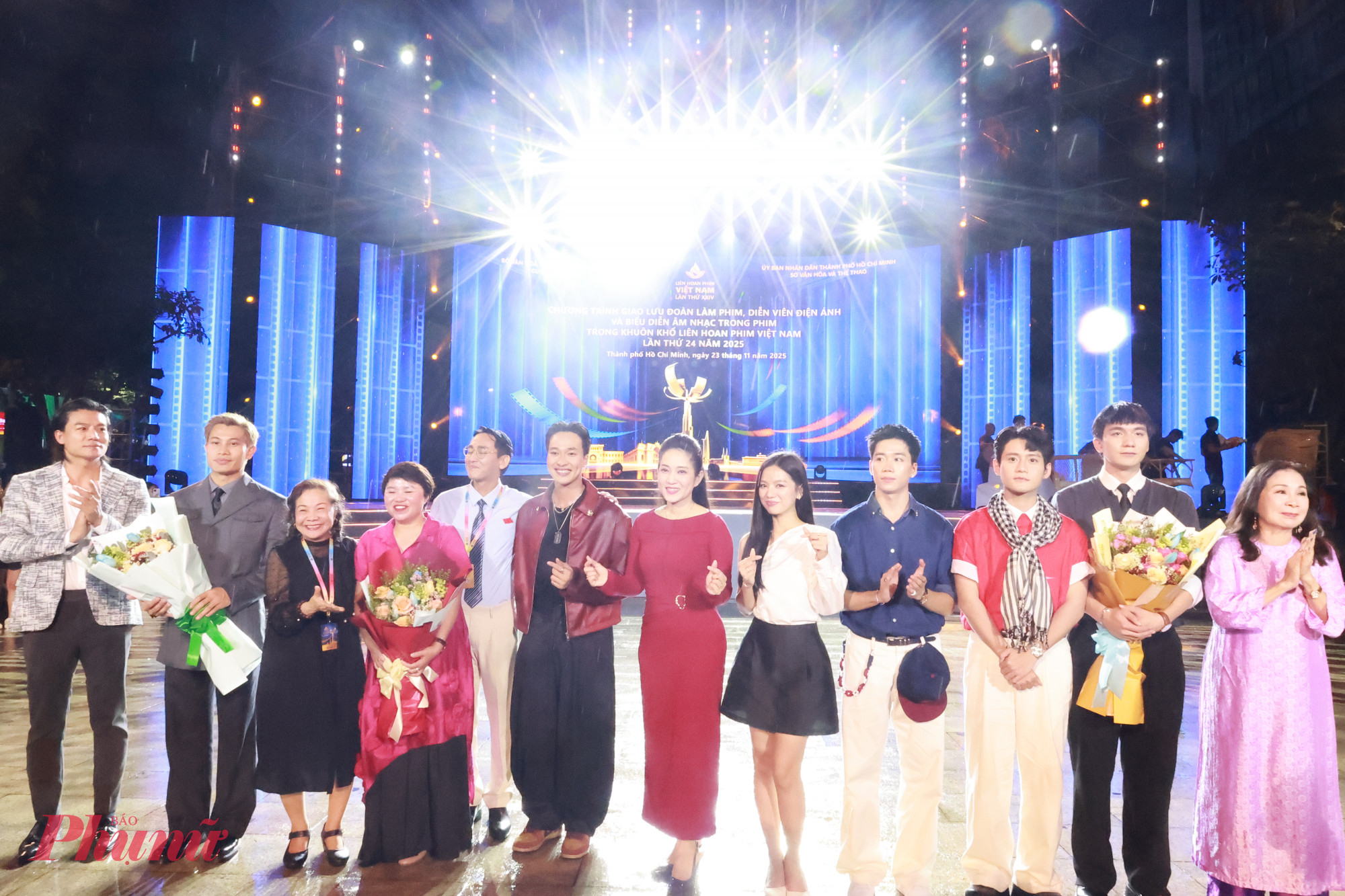 Đoàn phim Mưa đỏ nhận hoa chúc mừng từ Phó Giám đốc Sở Văn hoá và Thể Thao, NSND Thanh Thuý