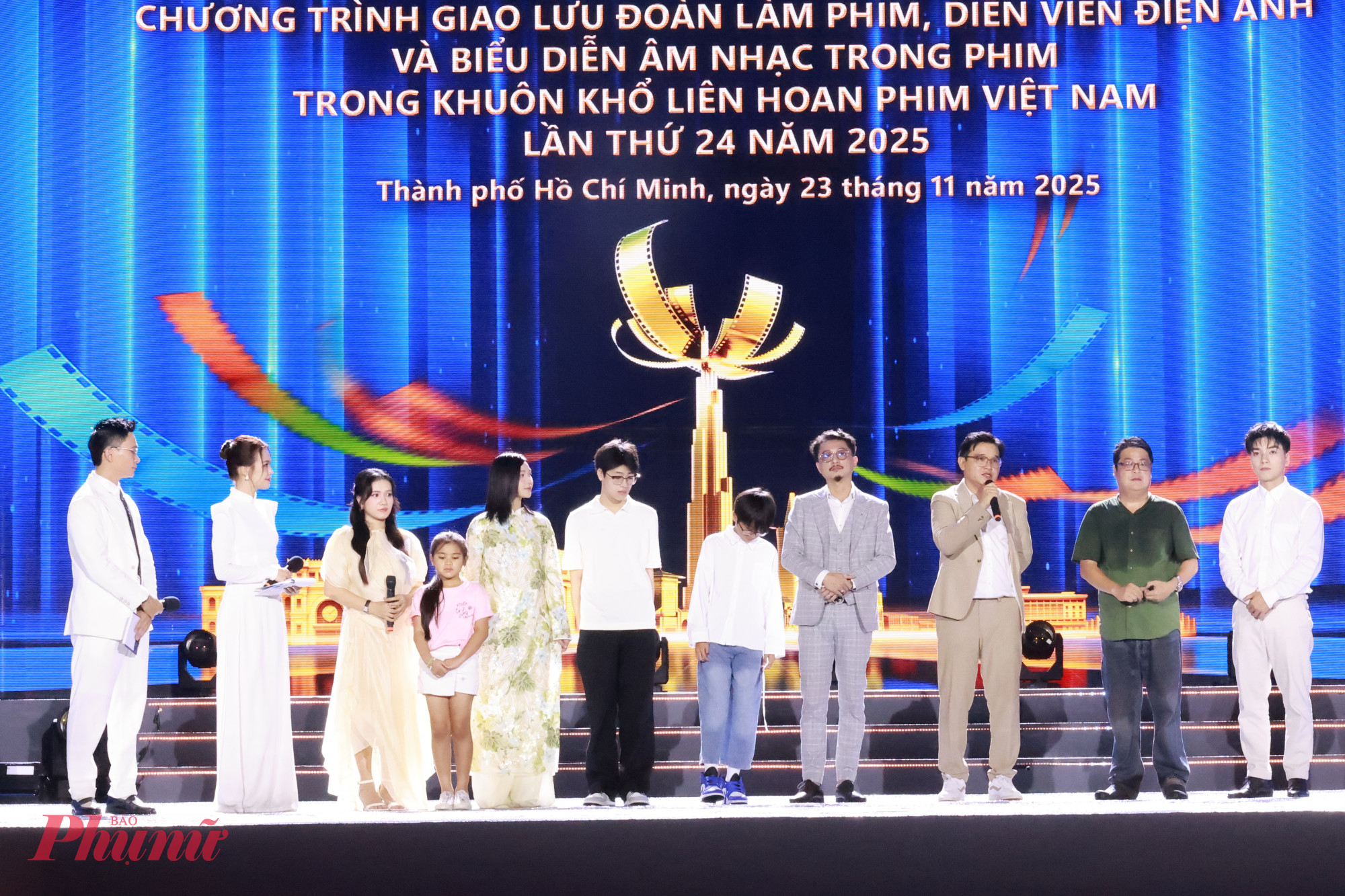 Đạo diễn Võ Thanh Hoà (thứ ba từ bên phải) biết ơn quý khán giả đã đồng hành đến gần cuối chương trình