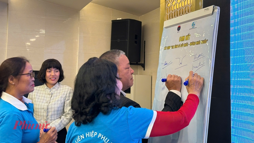 Đại biểu ký cam kết xây dựng “Gia đình có sức khỏe - không khói thuốc”.