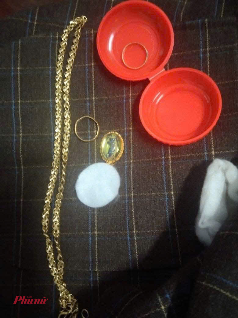 Số vàng bị bỏ quên trong túi chiếc áo khoác