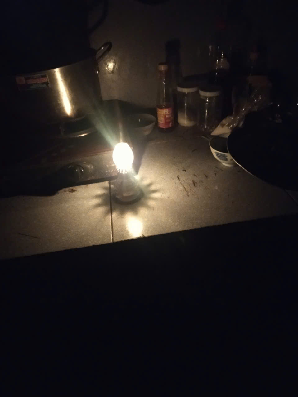 Người dân miền núi xã Tuy An Tây (xã An Lĩnh cũ) thắp đèn dầu- Ảnh: NDCC