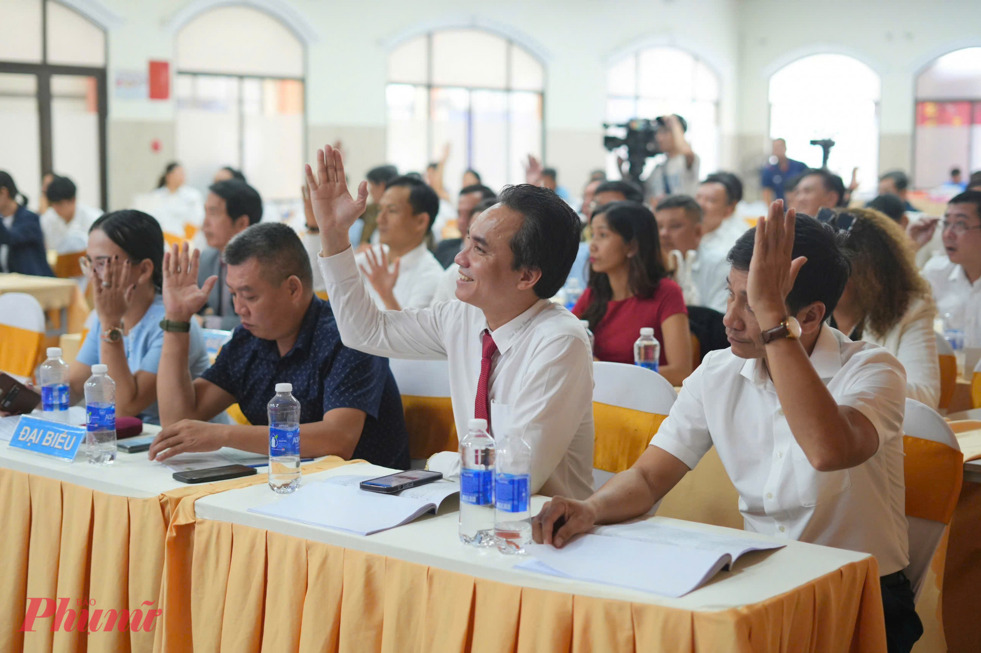 Các đại biểu biểu quyết tại Đại Hội