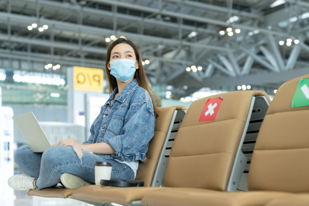 vi khuẩn và vi rút, có thể lây lan trong suốt chuyến bay theo nhiều cách. Từ việc cọ tay áo vào tay vịn hoặc bàn ăn, đến việc tựa đầu vào lưng ghế hoặc đứng xếp hàng chờ vào nhà vệ sinh.
