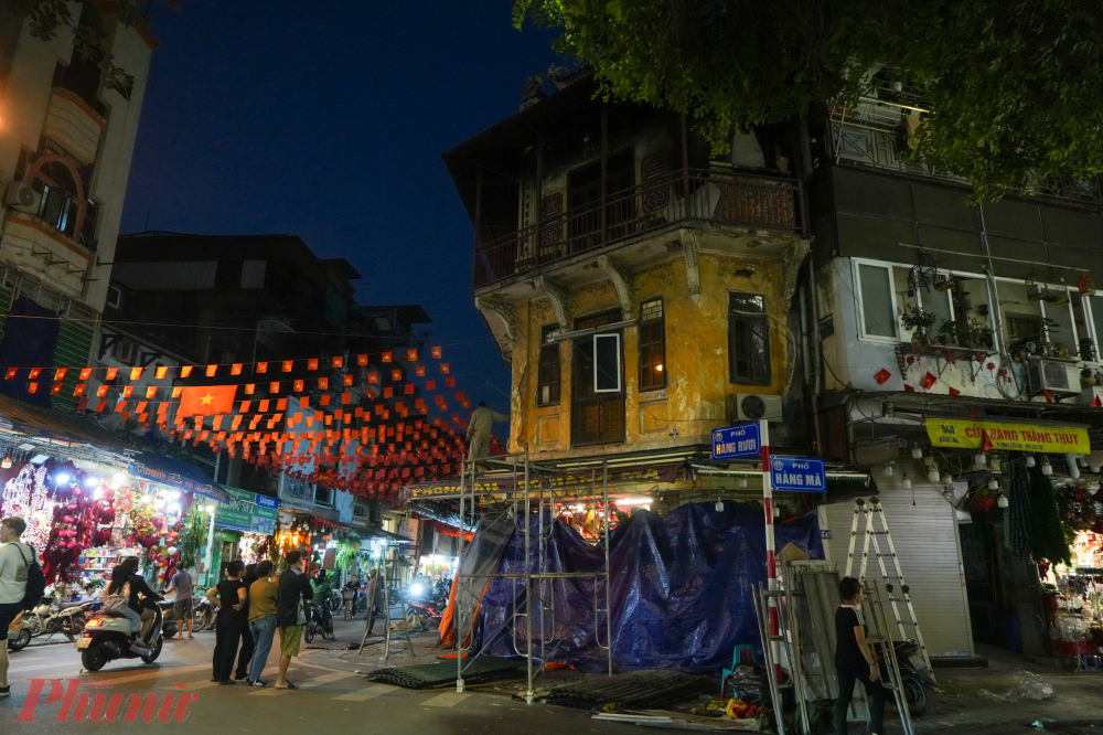 Các cửa hàng trước đây có phần mái vươn ra sâu hiện đang tự giác chỉnh trang lại.