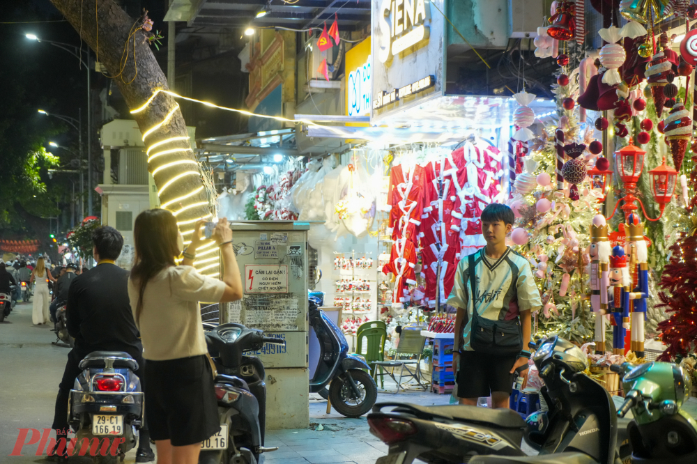 Người dân và du khách vẫn tham quan phố Hàng Mã, check in, chụp ảnh. Các hoạt động buôn bán vẫn diễn ra bình thường.