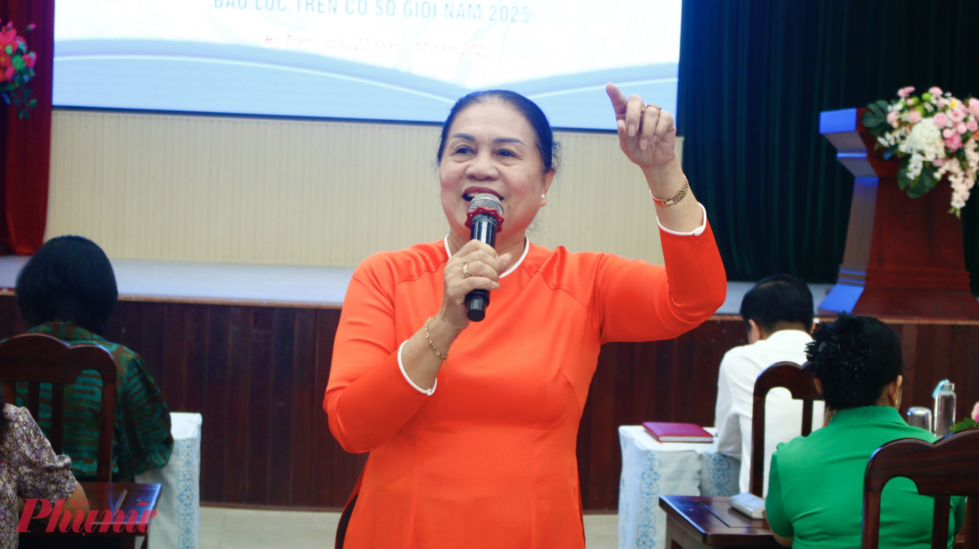 Luật sư Trần Thị Hồng Việt – Thành viên Chi hội Luật sư thuộc Hội Nữ trí thức TPHCM là báo cáo viên - Ảnh: Ngọc Trăm  