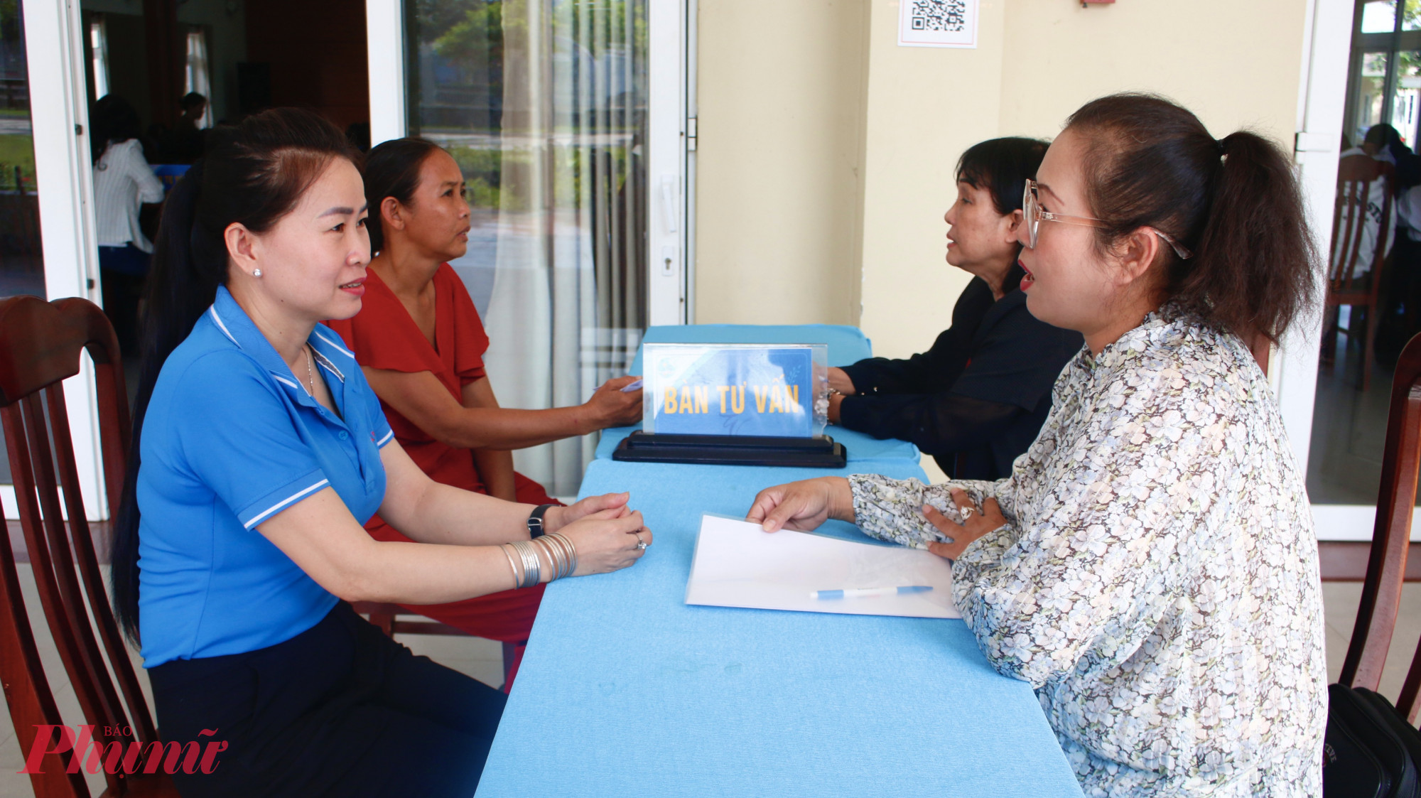 Các các luật sư thuộc Chi hội Luật sư, luật gia thuộc Hội Nữ trí thức TPHCM tư vấn pháp luật cho phụ nữ xã Hồ Tràm - Ảnh: Ngọc Trăm  