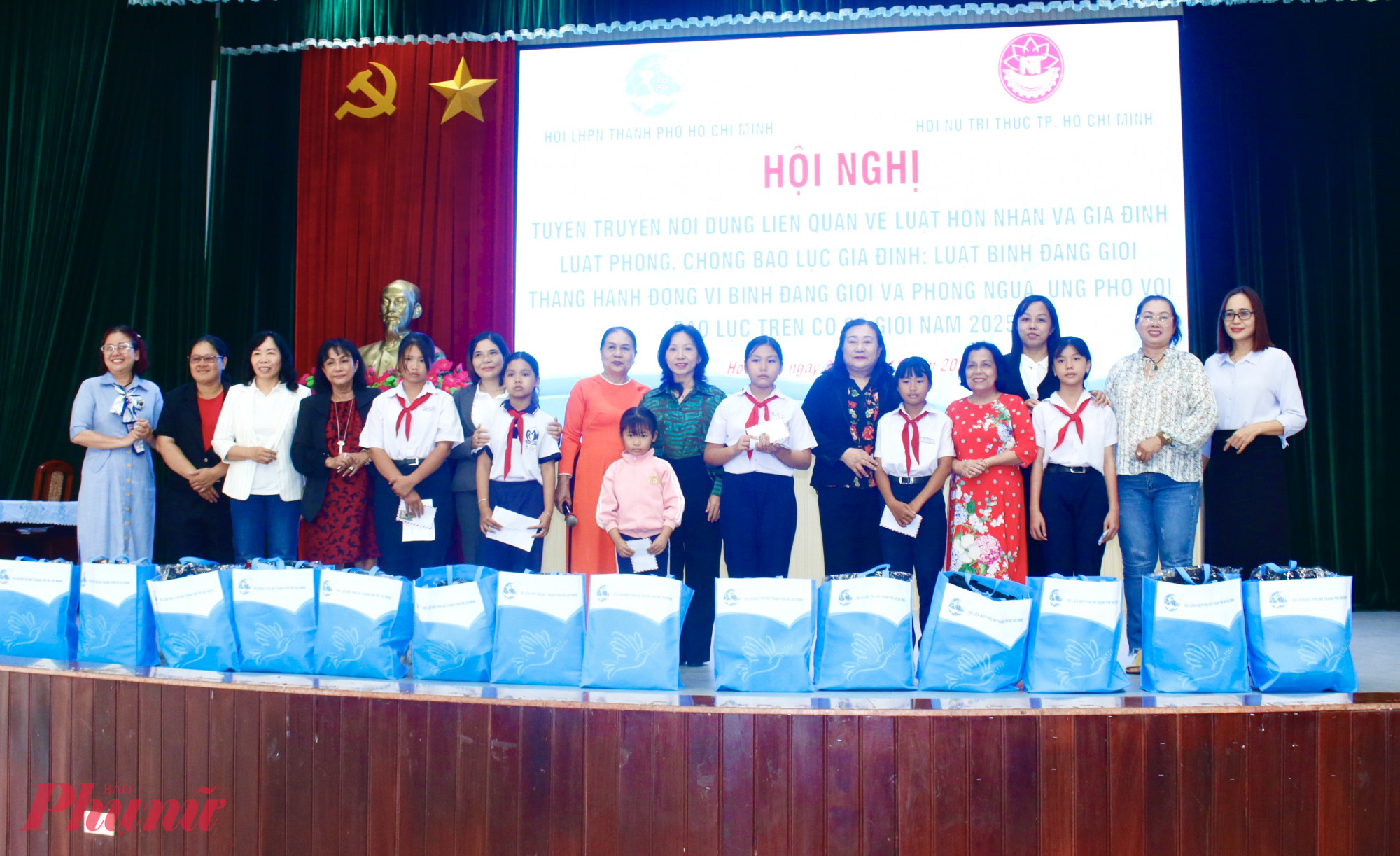 Dịp này, Chi hội Luật sư, luật gia thuộc Hội Nữ trí thức TPHCM đã trao 60 phần quà gồm balo, tập sách, bánh kẹo, sữa,…đến các em học sinh tại xã Hồ Tràm - Ảnh: Ngọc Trăm