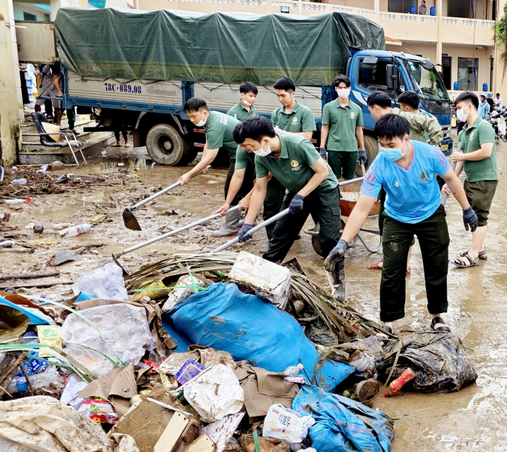 Lực lượng quân đội, công an dọn dẹp vệ sinh cho một trường học ở xã Tuy An Đông, tỉnh Đắk Lắk - ẢNH: NGUYÊN BẢO