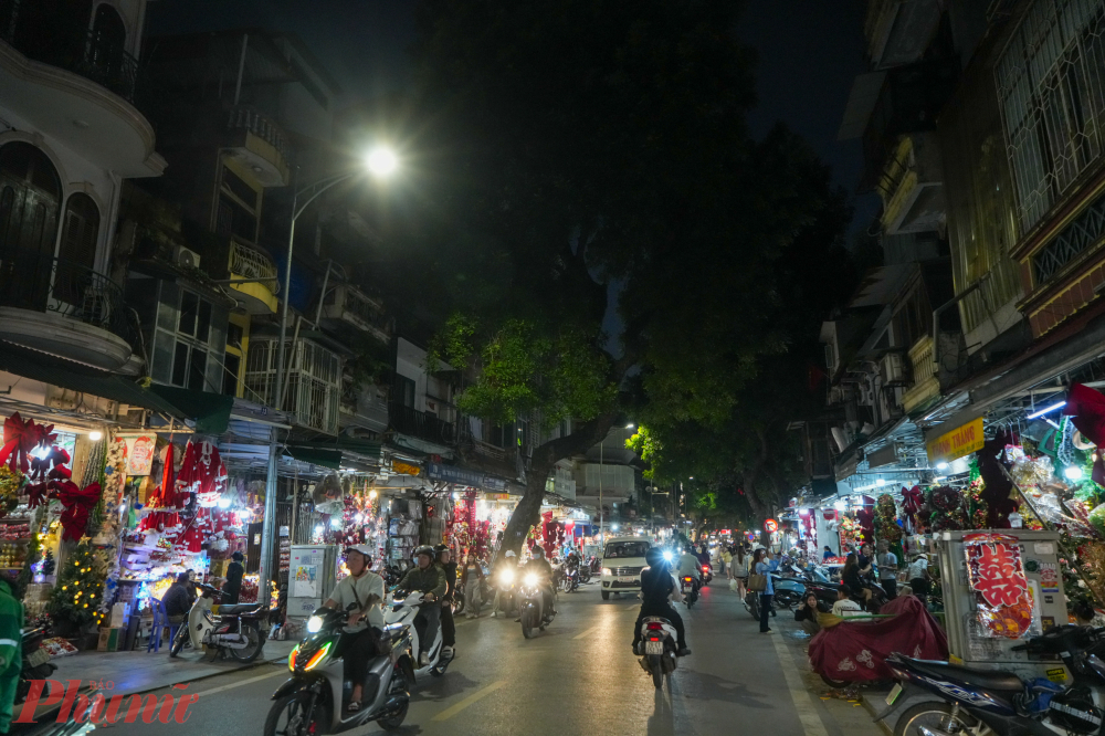 Phường Hoàn Kiếm tổ chức tháo dỡ 125 mái che, biển quảng cáo sai phép hoặc che khuất vỉa hè; bố trí lại 15 điểm tập kết rác thành các góc 'check-in xanh' cho cư dân và du khách.