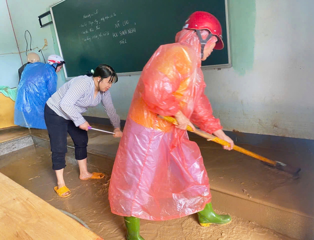 Giáo viên Trường tiểu học và THCS Diên Đồng, xã Diên Khánh, tỉnh Khánh Hòa tất bật dọn dẹp trường để đón học sinh trở lại ẢNH: TRẦN HẰNG