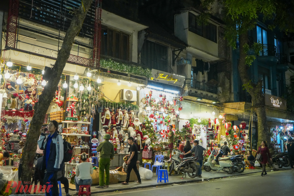 Vừa qua, trên mạng xã hội lan truyền nhiều hình ảnh phố Hàng Mã (Hà Nội) tan hoang khi nhiều cửa hàng đồng loạt tháo dỡ nhiều phần trang trí. Thậm chí, cư dân mạng còn nói đùa rằng năm nay phố Hàng Mã không còn Noel.