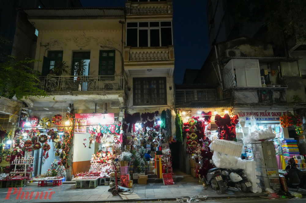 Trái với tin đồn đó, ghi nhận trong buổi tối ngày 24/11, con phố Hàng Mã vẫn trang trí đẹp mắt cho lễ Giáng sinh.