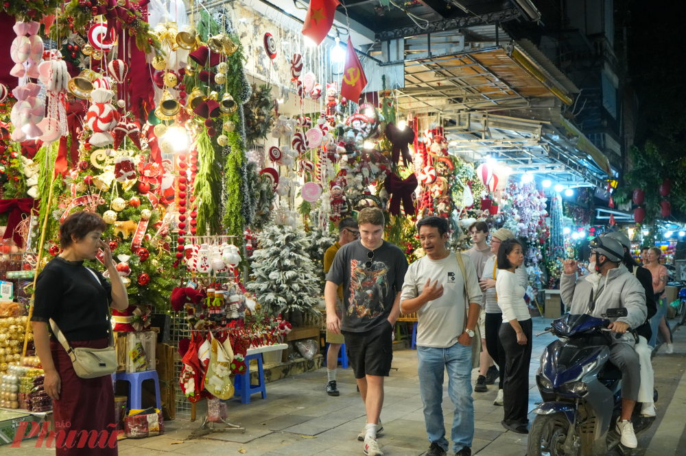 Hiện tại, toàn bộ vỉa hè trước đây bị lấn chiếm đã được trả lại không gian, người dân và du khách đã có thể đi lại trên vỉa hè phố Hàng Mã rộng rãi, thông thoáng.