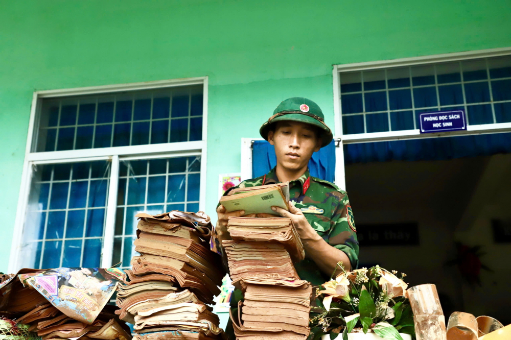 Sách vở của học sinh ở Trường tiểu học Hòa Thịnh, xã Hòa Thịnh, tỉnh Đắk Lắk dính đầy bùn đất sau lũ - ẢNH: NGUYÊN BẢO