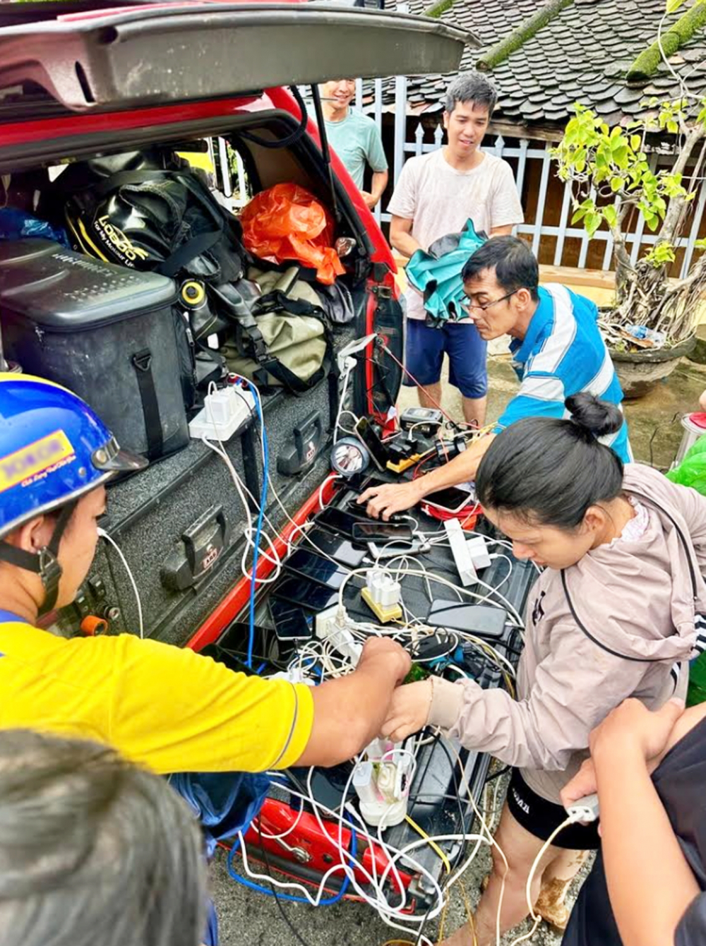 Trạm sạc di động của anh Phan Ngọc Mẫn đến với bà con vùng lũ - Ảnh do nhân vật cung cấp