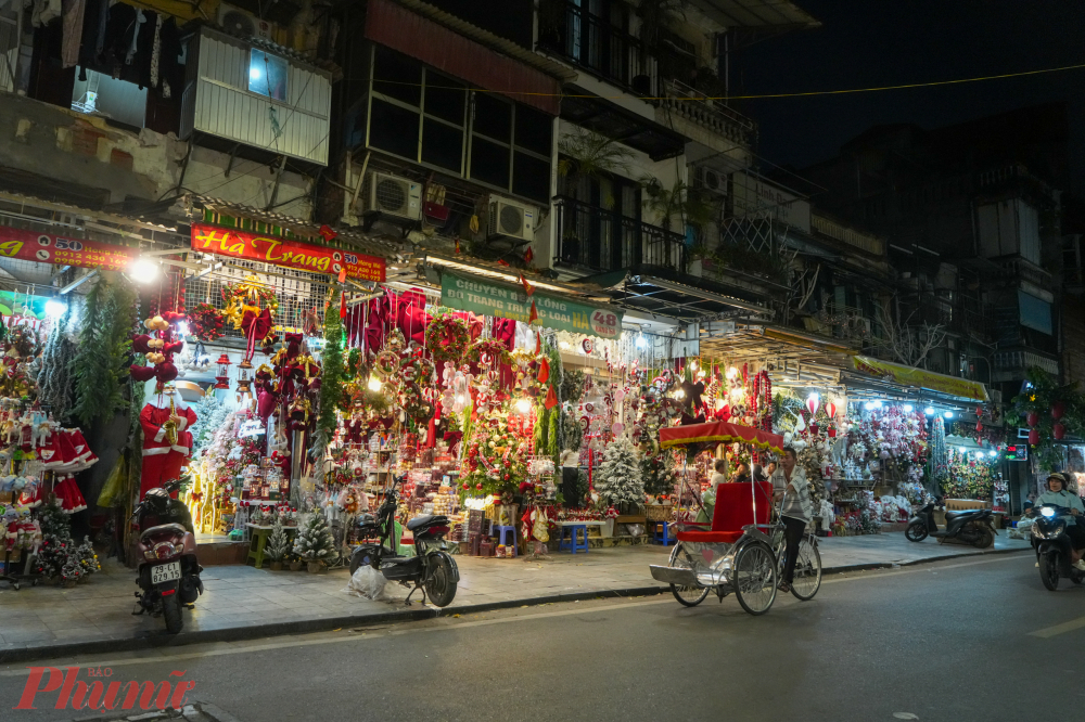 Được biết, từ ngày 23/11, UBND phường Hoàn Kiếm đồng loạt ra quân kiểm tra, xử lý vi phạm trật tự đô thị và tuyên truyền đến từng hộ dân, cơ sở kinh doanh.