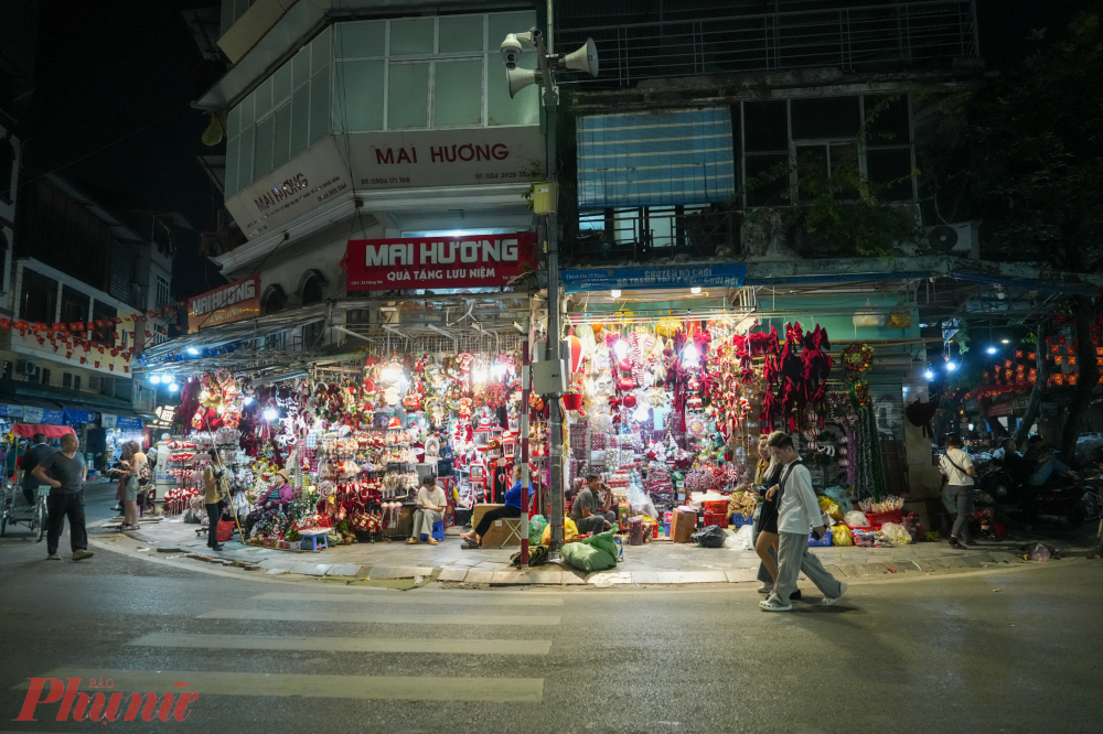 Song song xử phạt, chính quyền phường cũng vận động các hộ kinh doanh ký cam kết thực hiện văn minh đô thị.