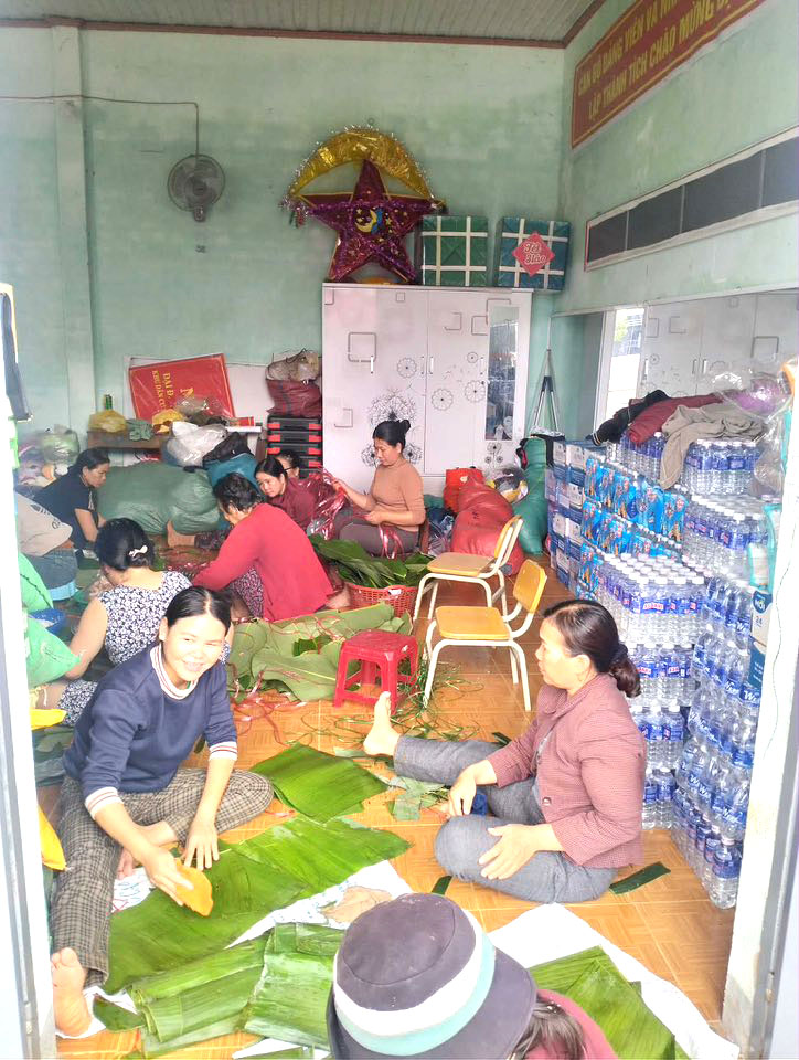 Chuẩn bị nước uống gửi tặng- Ảnh: Thủy Lê