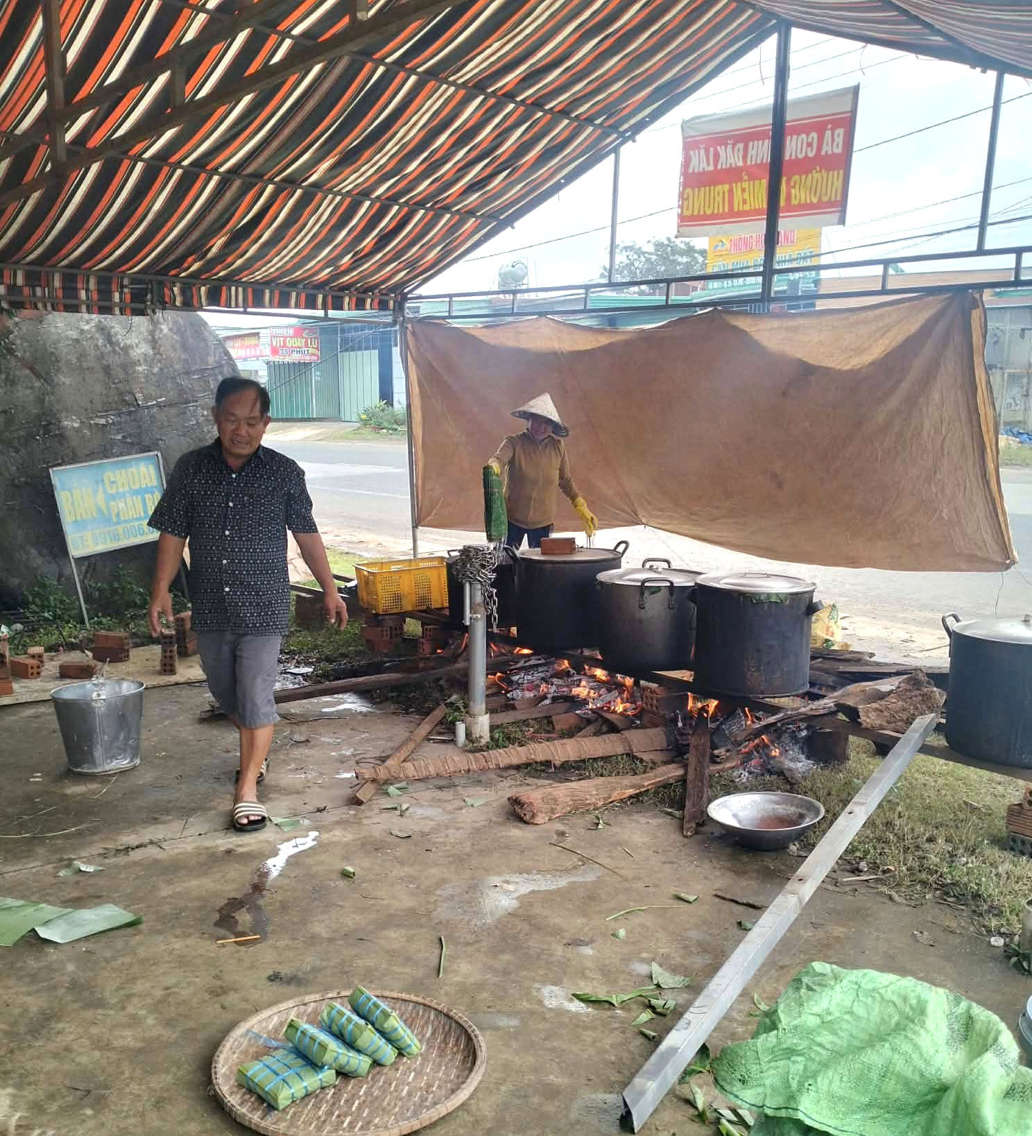 Đỏ lửa 3 nồi bánh- Ảnh: Thủy Lê