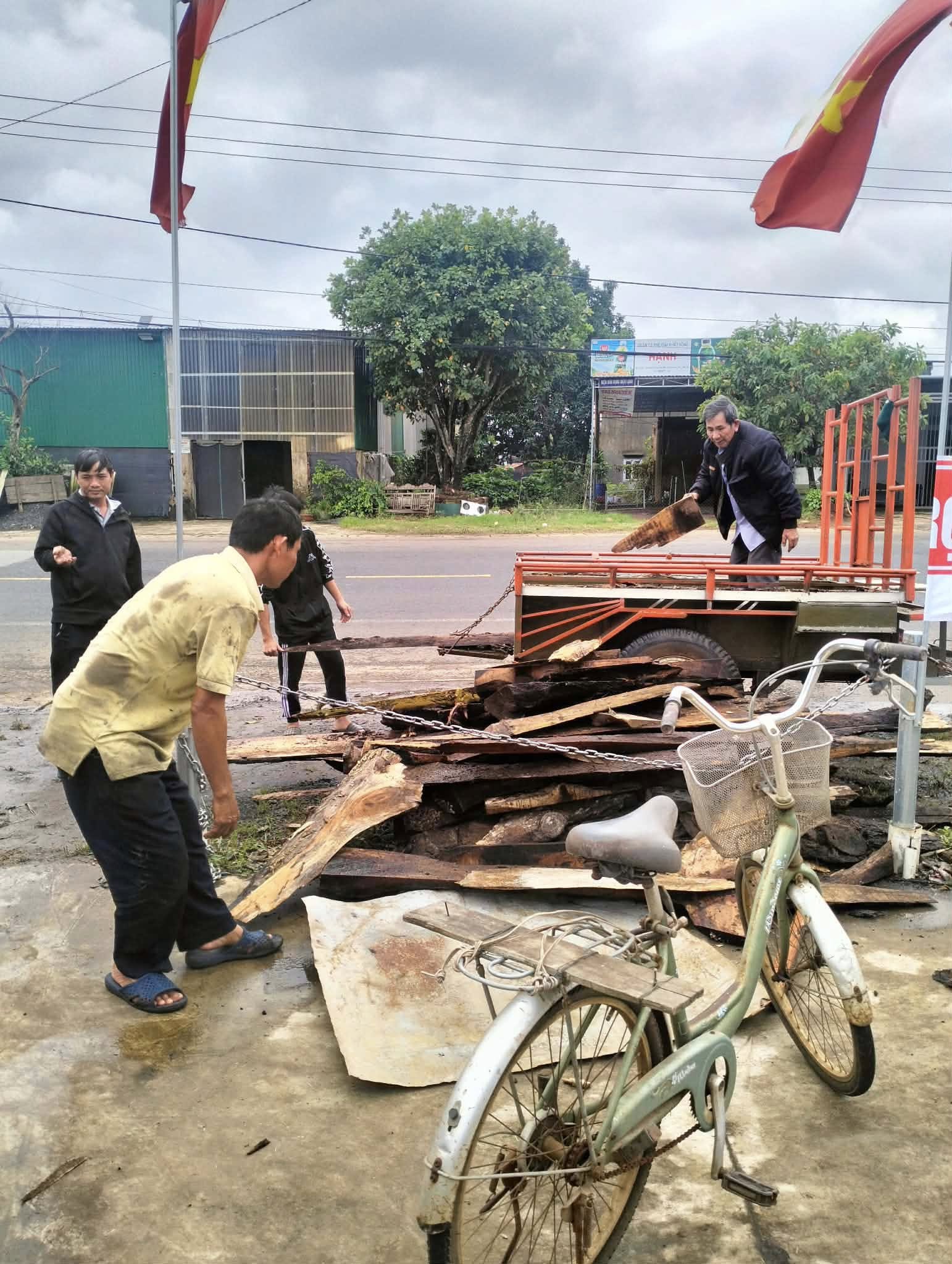 Tận dụng ván bìa, cây mục làm củi nấu bếp- Ảnh: Thủy Lê