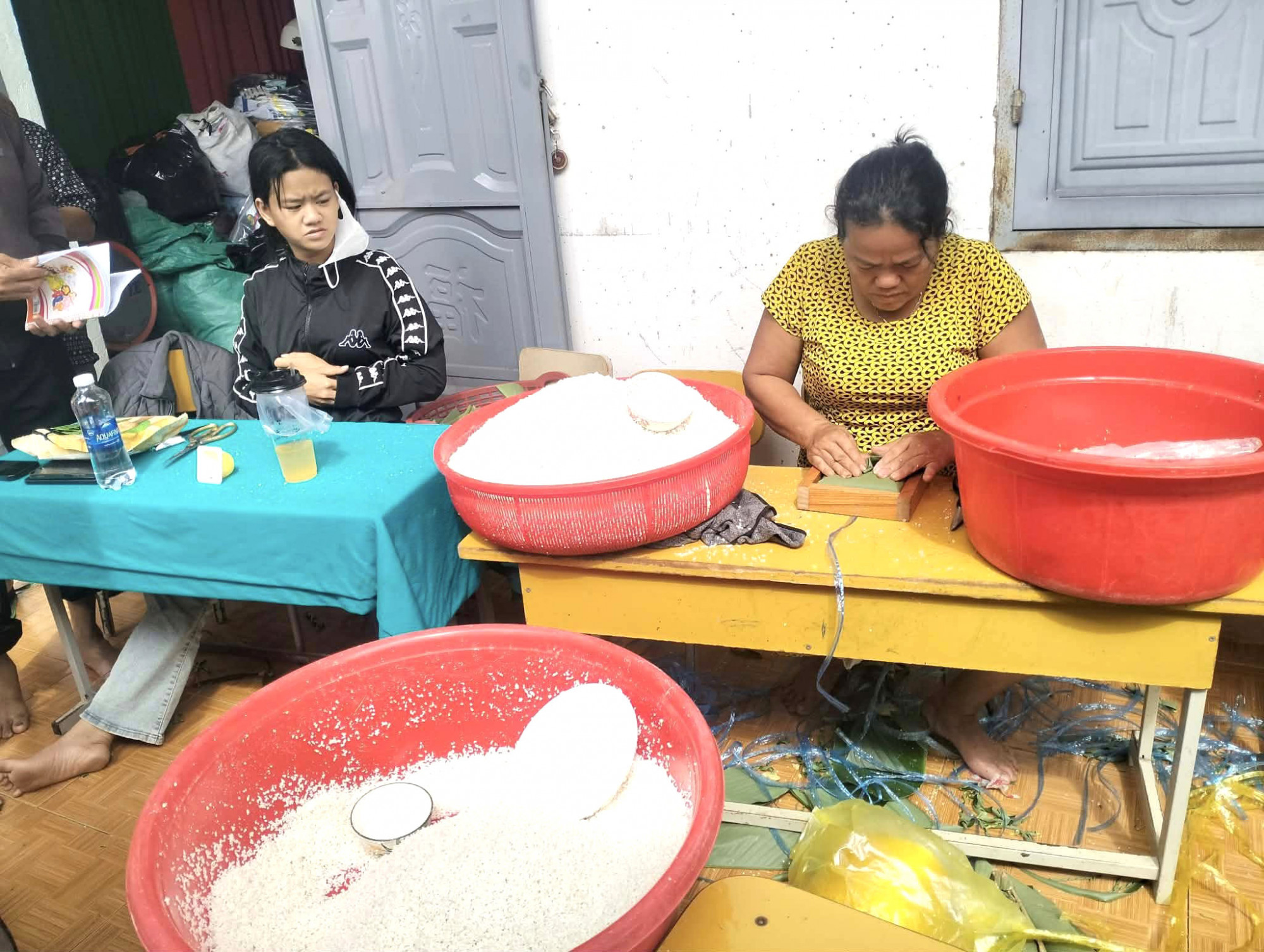 Bà con gói bánh chưng gửi tặng- Ảnh: Thủy Lê