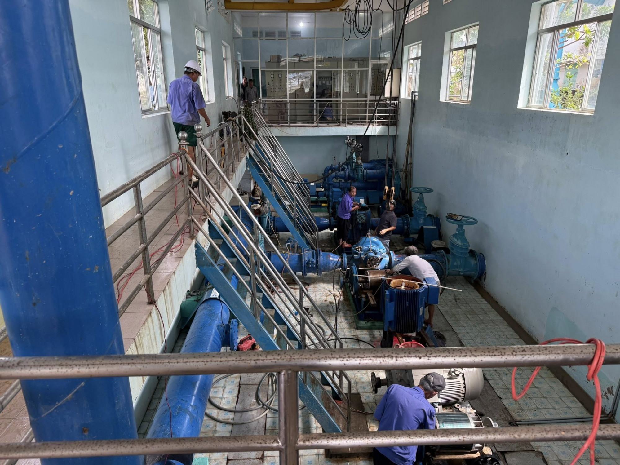 Công nhân sửa chữa Nhà máy nước Tuy Hòa- Ảnh: T. Thuần