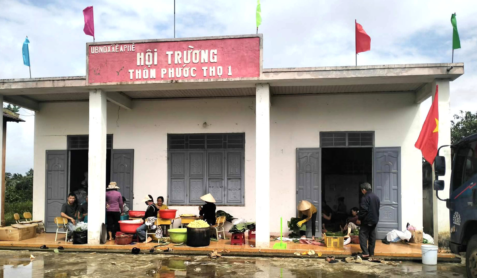 Không khí ở trụ sở thôn-Ảnh: Thủy Lê