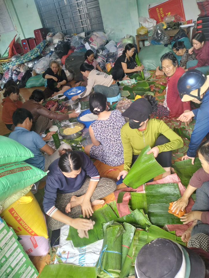 Cảm động có cụ già đến phụ gói bánh- Ảnh: Thủy Lê