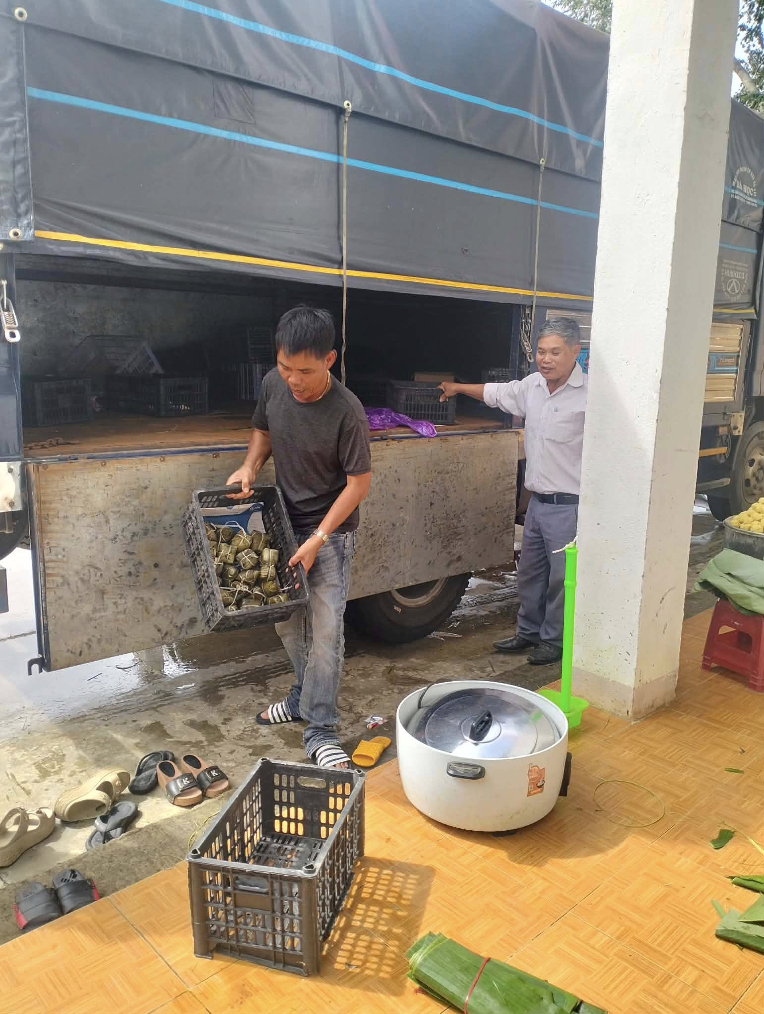 Bác trưởng thôn cùng bà con chuẩn bị cho chuyến xe yêu thương- Ảnh: Thủy Lê