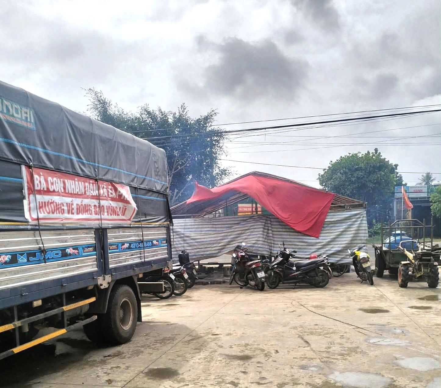 Xe kịp thời vận chuyển đến bà con vùng lũ- Ảnh: Thủy Lê