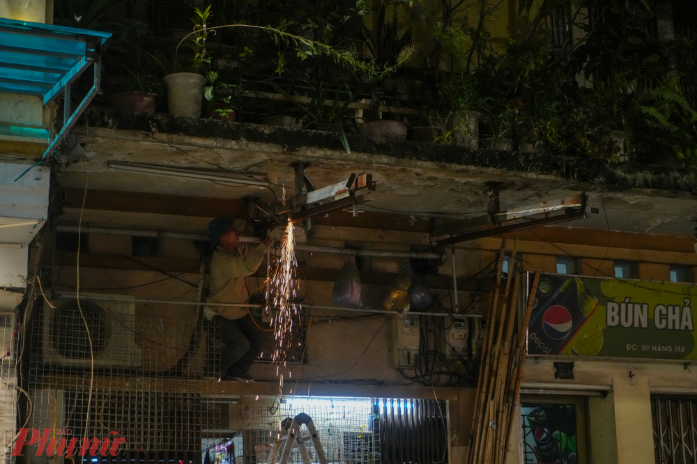 Trong những ngày đầu cao điểm, lực lượng chức năng đã kiểm tra gần 800 lượt hộ kinh doanh, nhắc nhở và xử phạt hơn 120 trường hợp vi phạm trật tự giao thông, trật tự đô thị.