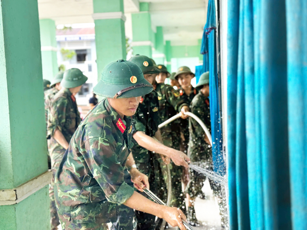 Bộ đội hỗ trợ giáo viên dọn dẹp vệ sinh ở Trường tiểu học Hòa Thịnh (xã Hòa Thịnh, tỉnh Đắk Lắk) để sớm đón học sinh trở lại - ẢNH: NGUYÊN BẢO