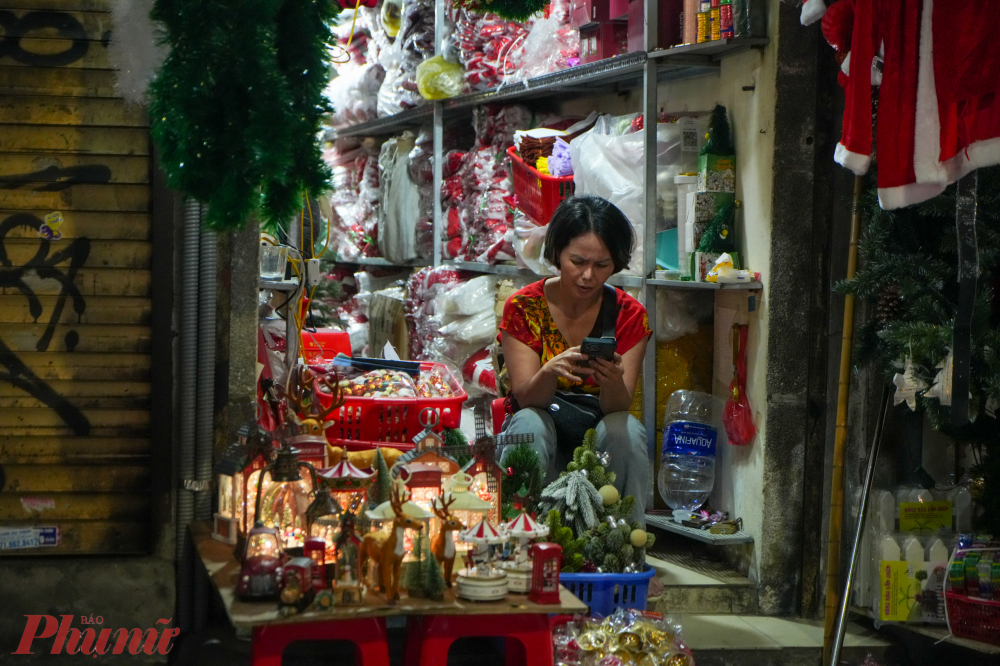 Các hộ kinh doanh lấn chiếm vỉa hè và lòng đường tự giác thu phạm vi trưng bày, buôn bán vào đúng không gian quy định.