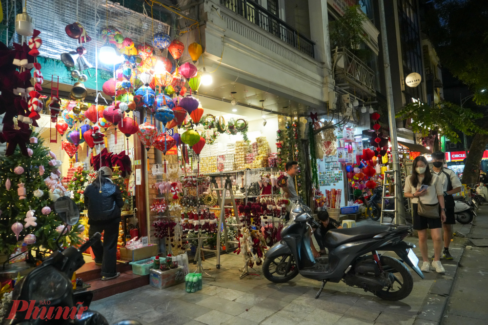 Việc tháo dỡ chủ yếu tập trung vào các biển bạt, mái che, mô hình lấn vỉa hè và những hạng mục trang trí vượt ra không gian công cộng.