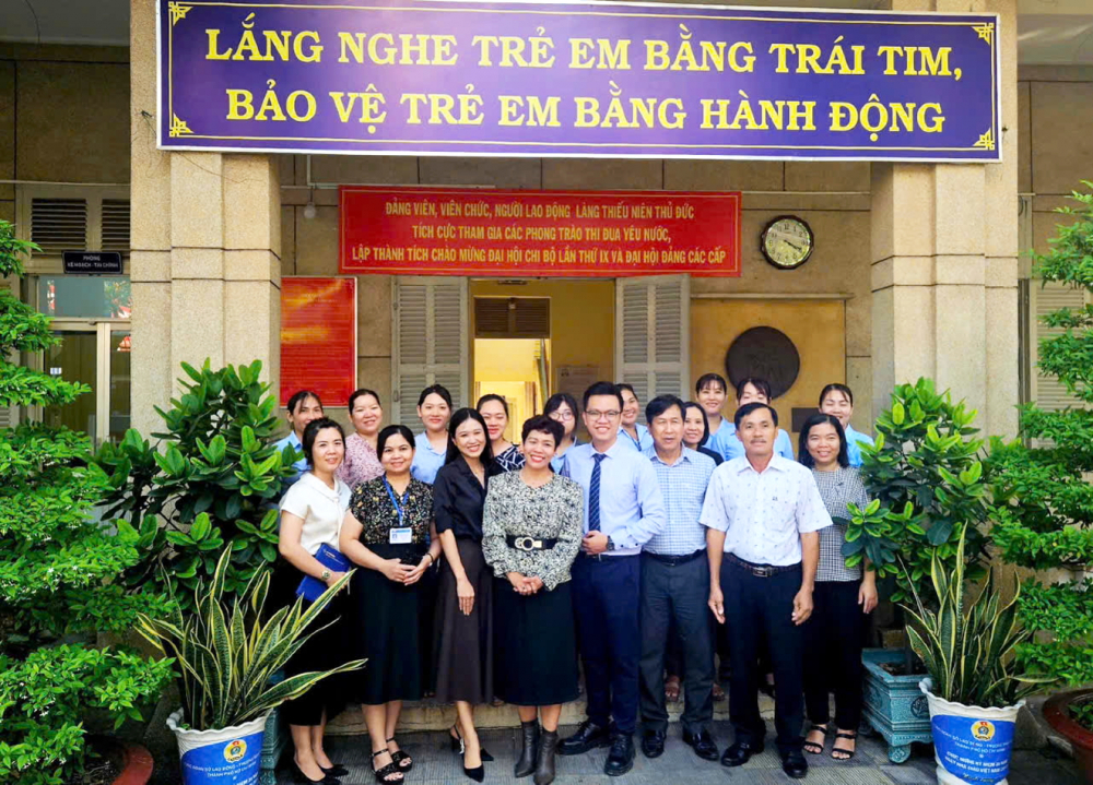 Nắm tay nhau tránh bẫy vô hình Thạc sĩ Nguyễn Thị Mỹ Hạnh (hàng đầu, thứ tư từ trái sang) tập huấn kỹ năng chăm sóc giáo dục trẻ cho cán bộ, nhân viên Làng Thiếu niên Thủ Đức - Ảnh do nhân vật cung cấp