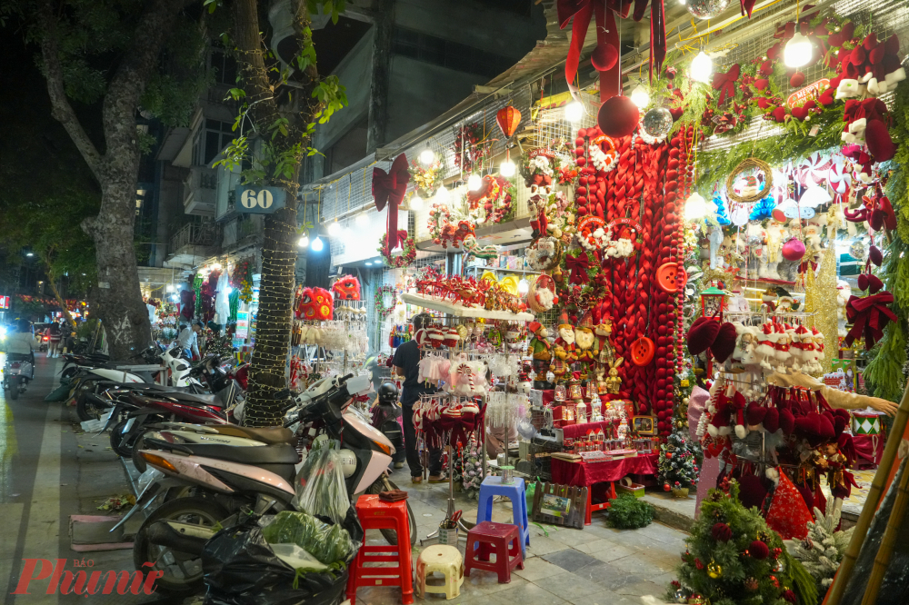 Đến nay, hơn 95% cơ sở quanh khu vực Hồ Gươm, chợ đêm Đồng Xuân, Hàng Giấy, Phùng Hưng, Đường Thành, Hàng Mã, Hàng Trống, Nhà Chung… đã ký cam kết không bày bán, tập kết hàng hóa trái quy định.