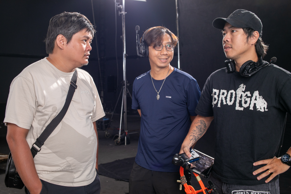 Đạo diễn Đỗ Quốc Trung (trái) cùng ekip thực hiện bộ phim