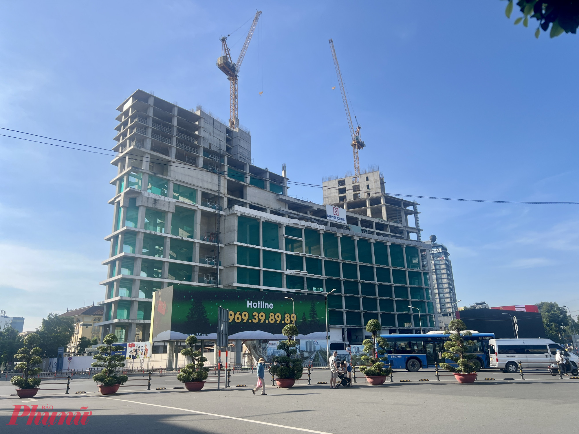 Một dự án phức hợp tại tứ giác Bến Thành đang xây dựng, theo kế hoạch dự án trên sẽ mở căn hộ và khách sạn 6 sao. Ảnh: Quốc Thái 