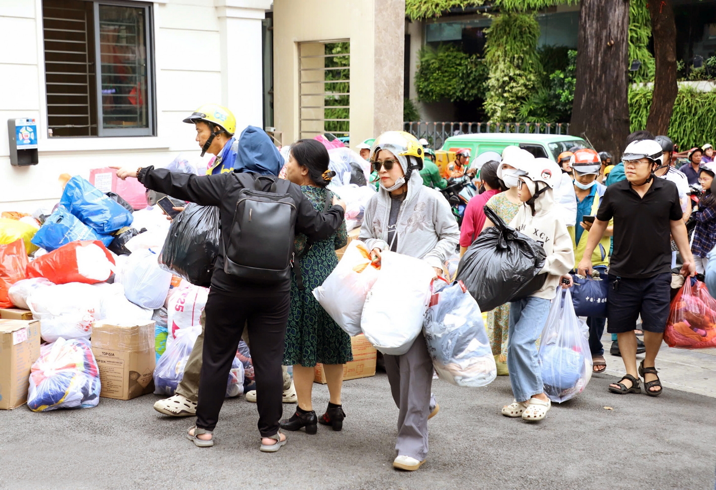 Người dân TPHCM mang nhu yếu phẩm đến Ủy ban MTTQ Việt Nam TPHCM nhờ hỗ trợ bà con vùng thiên tai - ẢNH: THANH TÂM