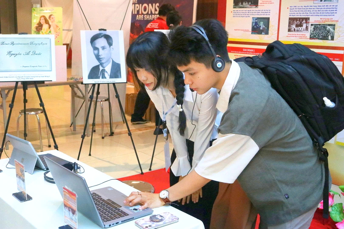 Sinh viên Đại học Kinh tế TPHCM tìm hiểu về Bác Hồ tại Không gian văn hóa Hồ Chí Minh ngay trong khuôn viên trường - Nguồn ảnh: website nhà trường