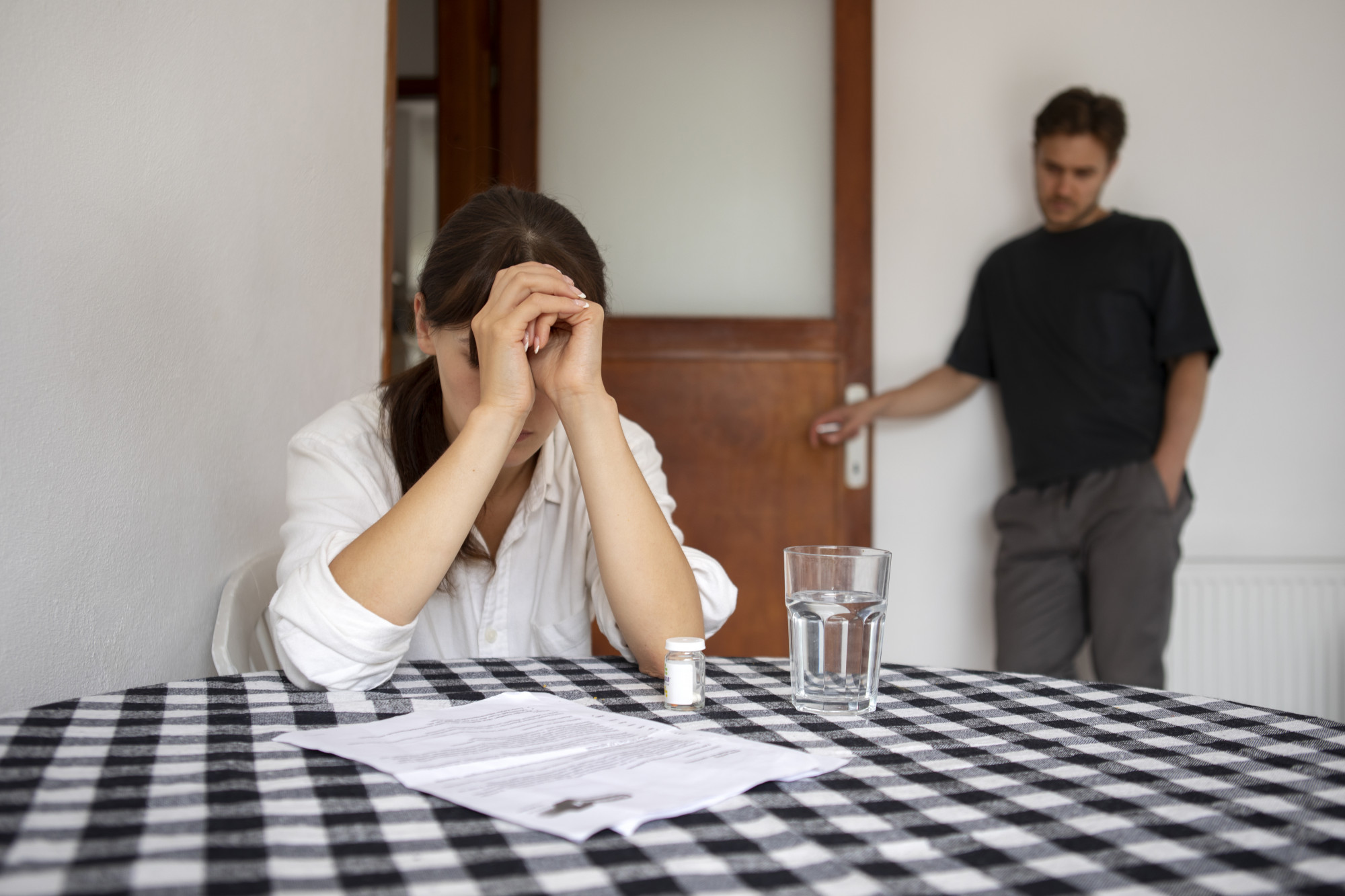 Mết kết nối, vợ chồng dễ dẫn đến mâu thuẫn, ly hôn. Ảnh minh họa: Freepik