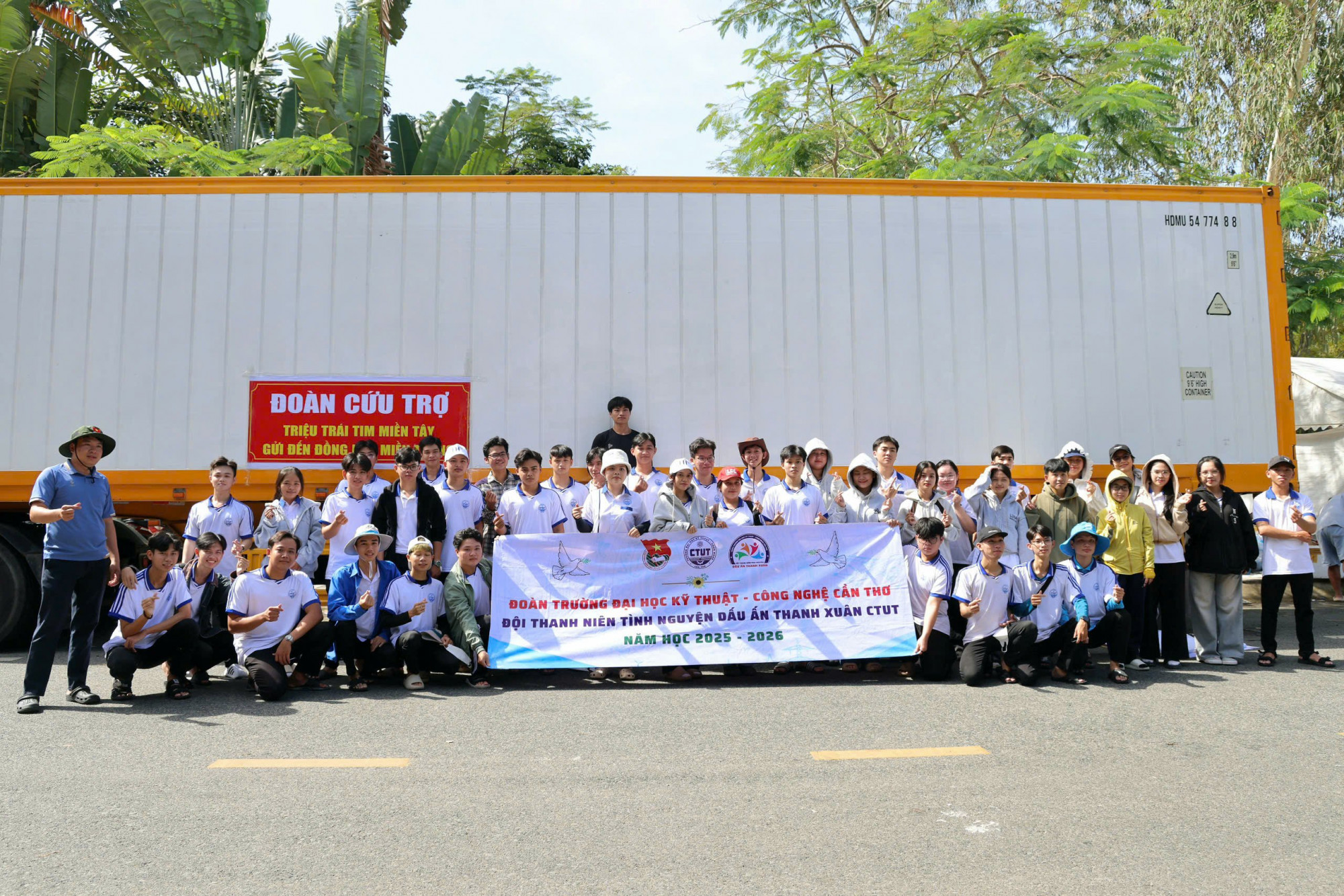 Sinh viên Trường Đại học Kỹ thuật - Công nghệ Cần Thơ tham gia hỗ trợ chương trình. Ảnh: Trung Phạm