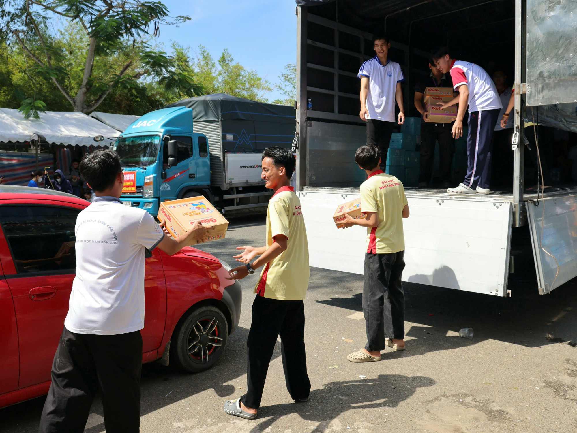 Lực lượng tình nguyện viên tham gia hỗ trợ phân loại, bốc xếp và đóng gói hàng hóa