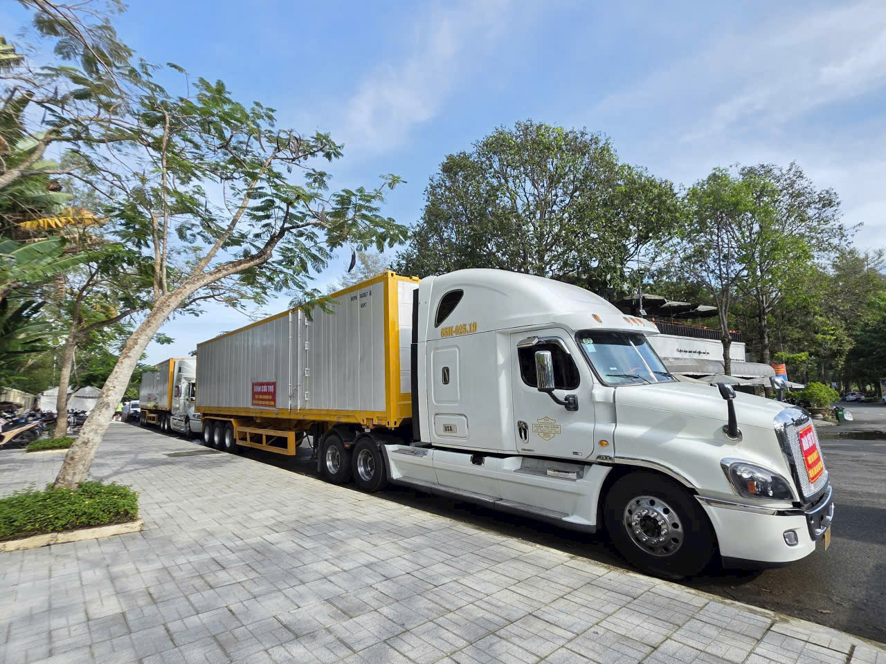 tối ngày 25/11, đoàn sẽ rời TP Cần Thơ xuất phát tổng cộng khoảng 12 xe (trong đó có 3 xe conterner) khởi hành đi Gia Lai, Đắk Lắk (Phú Yên cũ), Khánh Hòa…