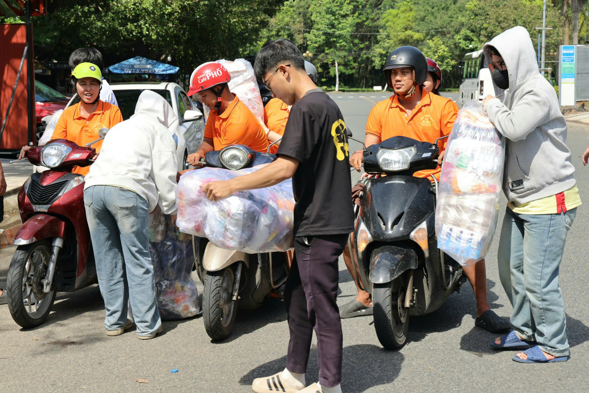 Lực lượng tình nguyện viên tiếp nhận hàng hóa hỗ trợ.