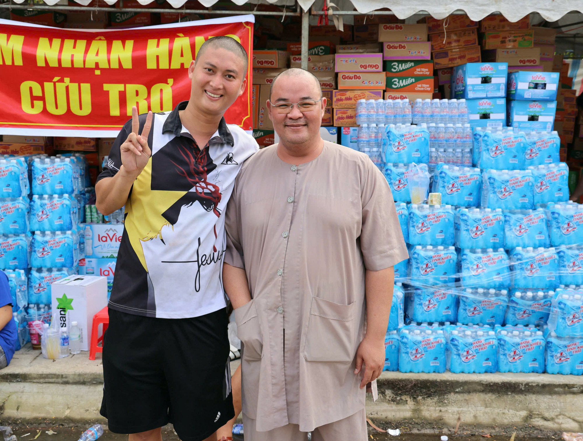 Anh Đoàn Hữu Nhựt (bên trái) chủ cửa hàng xe máy Nhựt Đoàn là người trực tiếp đứng ra kêu gọi và vận động hỗ trợ.