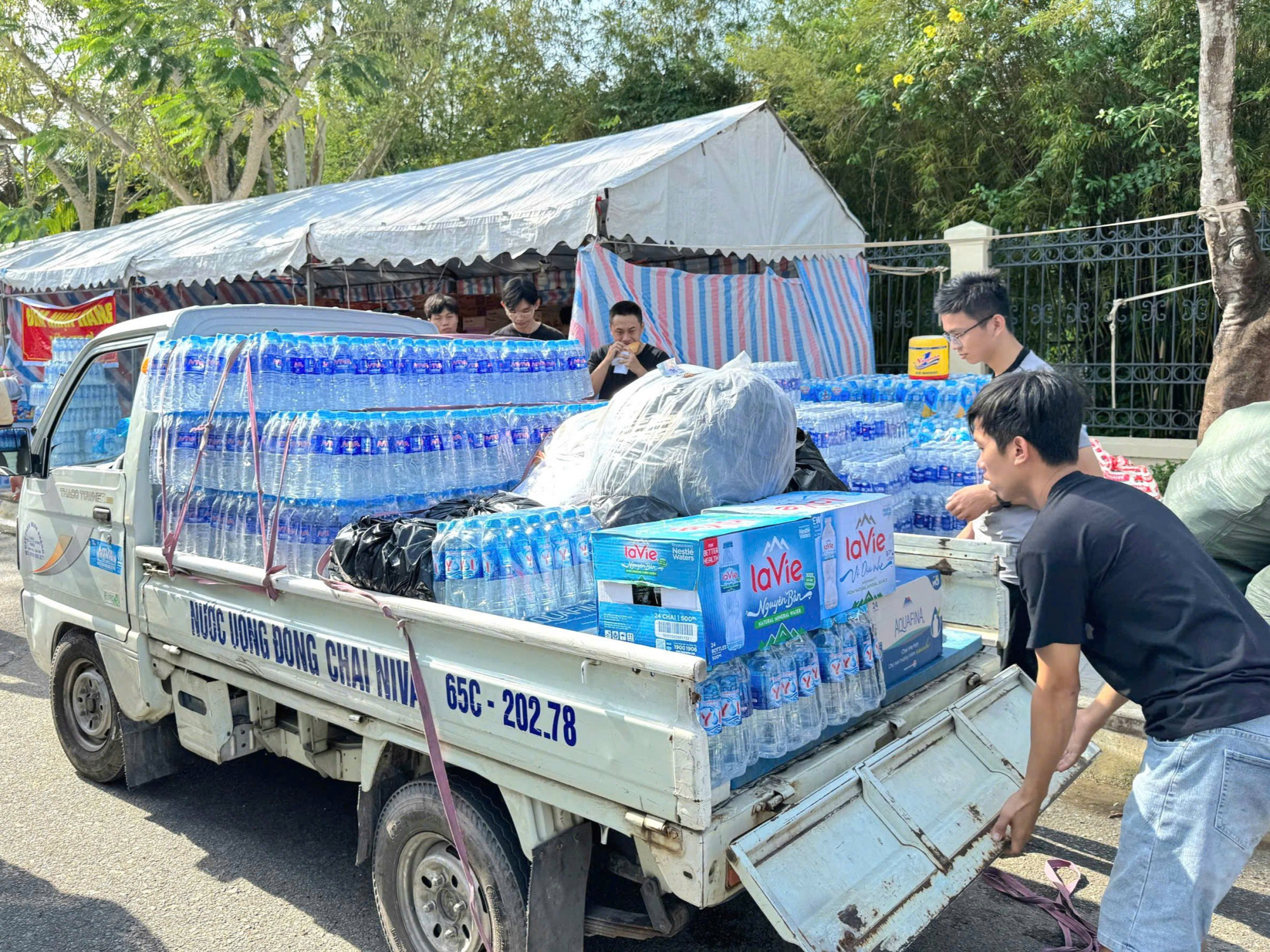 Trường Tiểu học Kim Đồng, phường Tân An trao quà hỗ trợ vận động từ giáo viên, phụ huynh đóng góp.