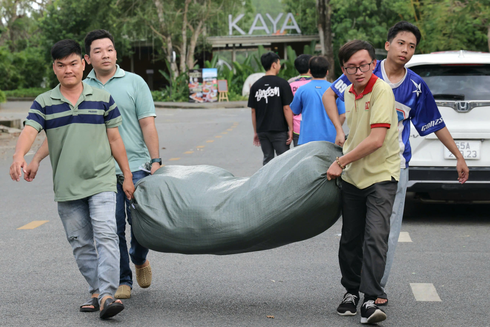 Mỗi gói hàng được chuẩn bị cẩn thận, thể hiện tấm lòng của người miền Tây gửi gắm đến đồng bào vùng lũ.