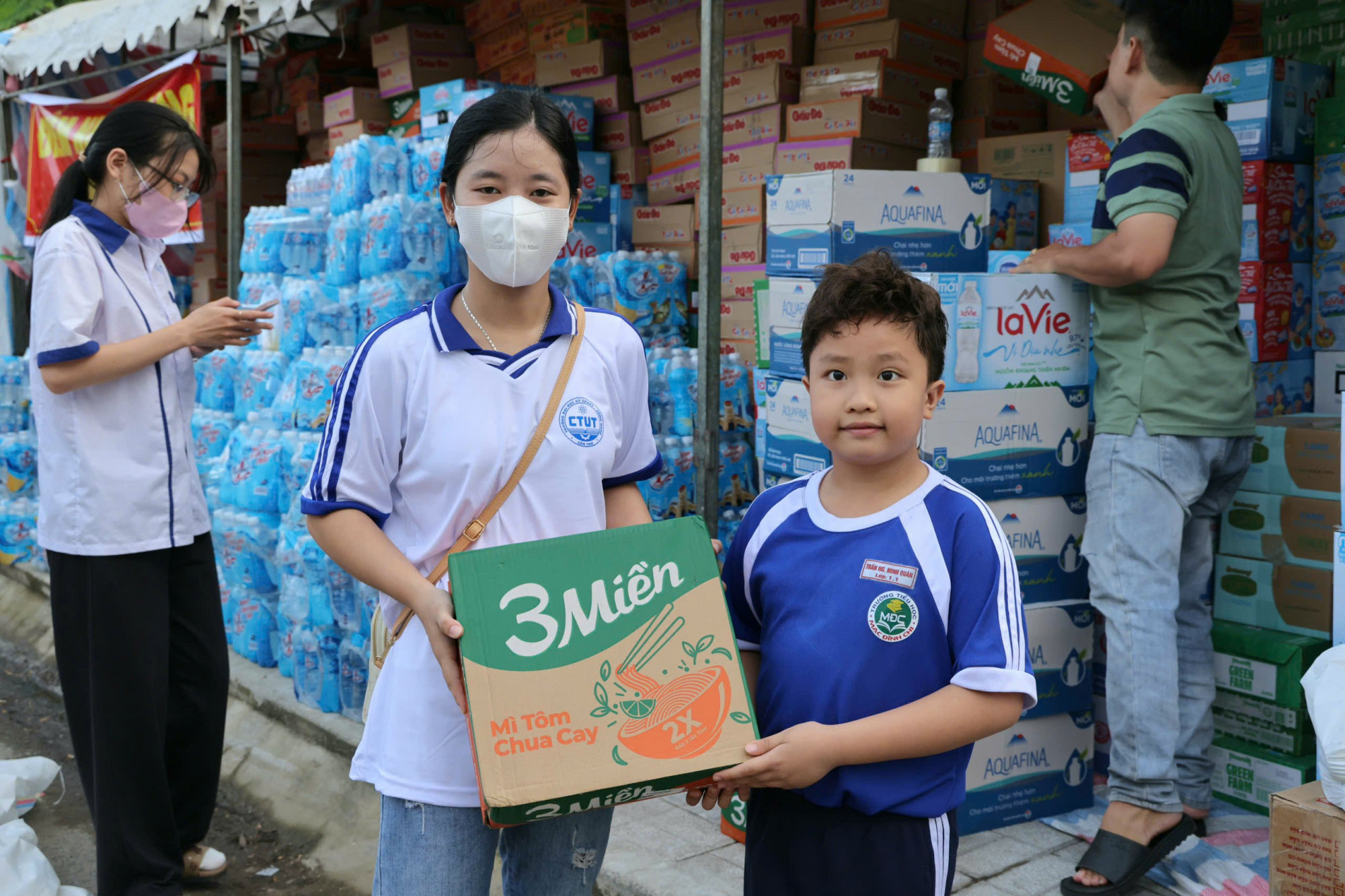 Học sinh Trường Tiểu học Mạc Đỉnh Chi, phường Ninh Kiều đến trao quà hỗ trợ. Ảnh: Trung Phạm